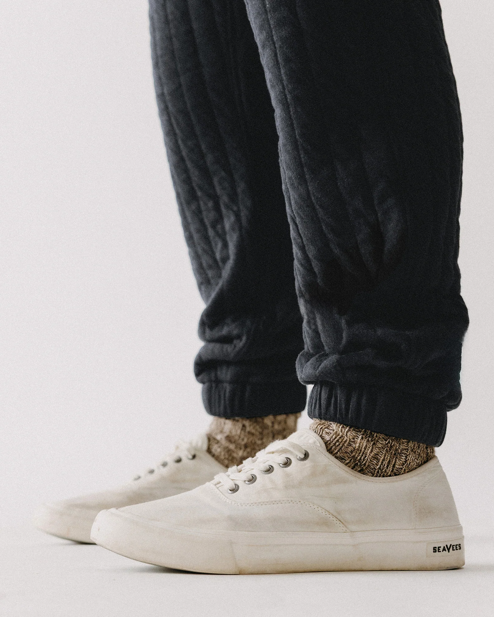 The Apres Pant in Heather Coal Quilted Jersey - Image 4