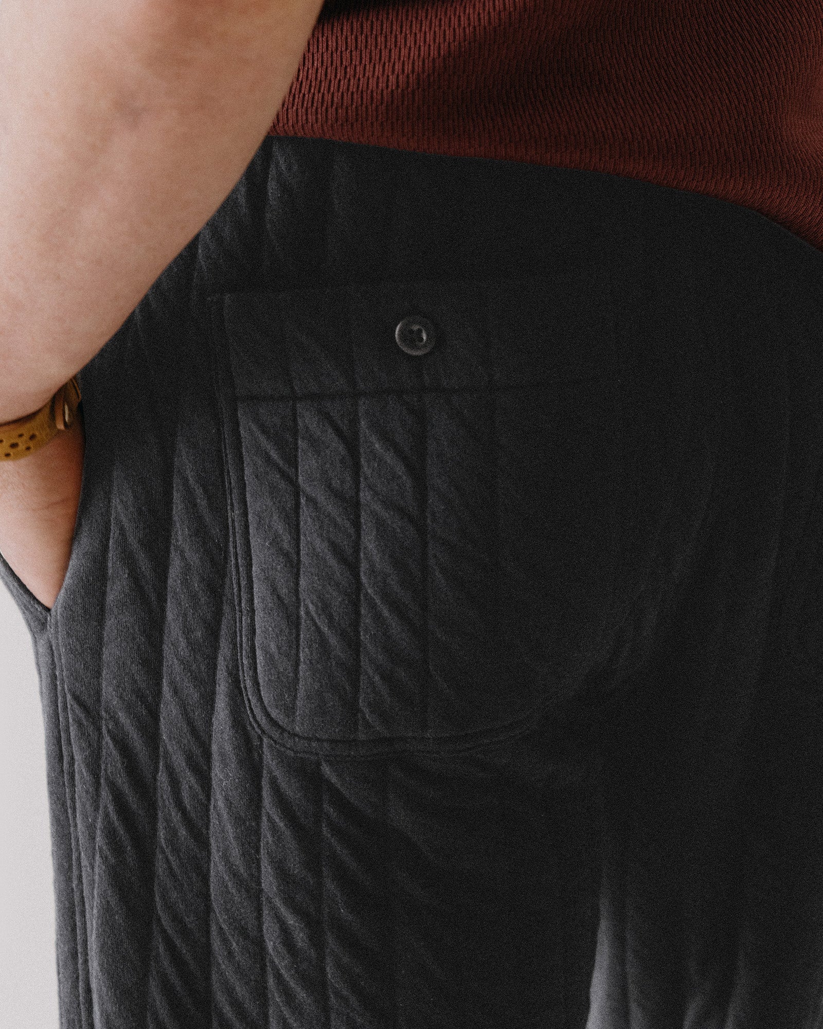 The Apres Pant in Heather Coal Quilted Jersey - Image 5