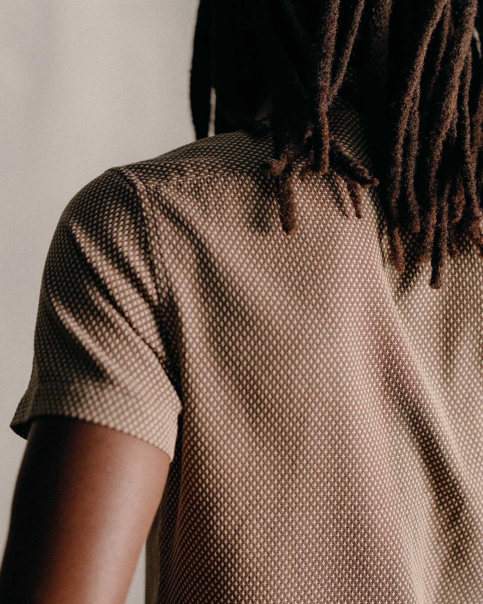 The Conrad Shirt in Cocoa Dobby - Image 4