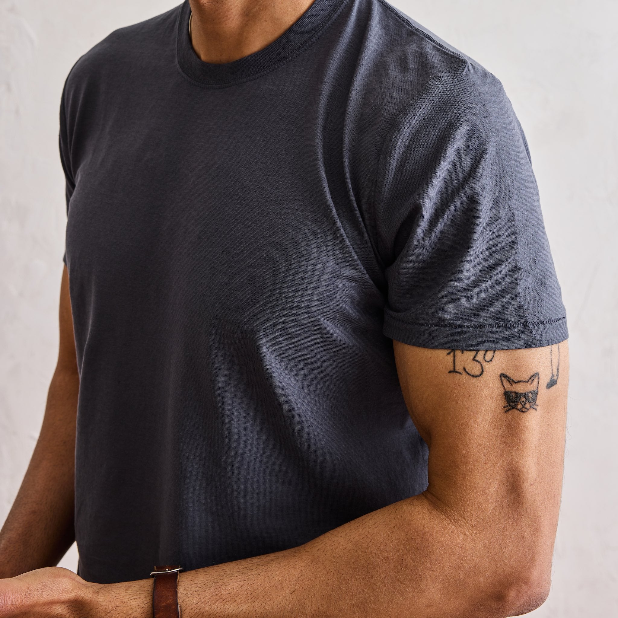 The Cotton Hemp Tee in Navy - Image 4