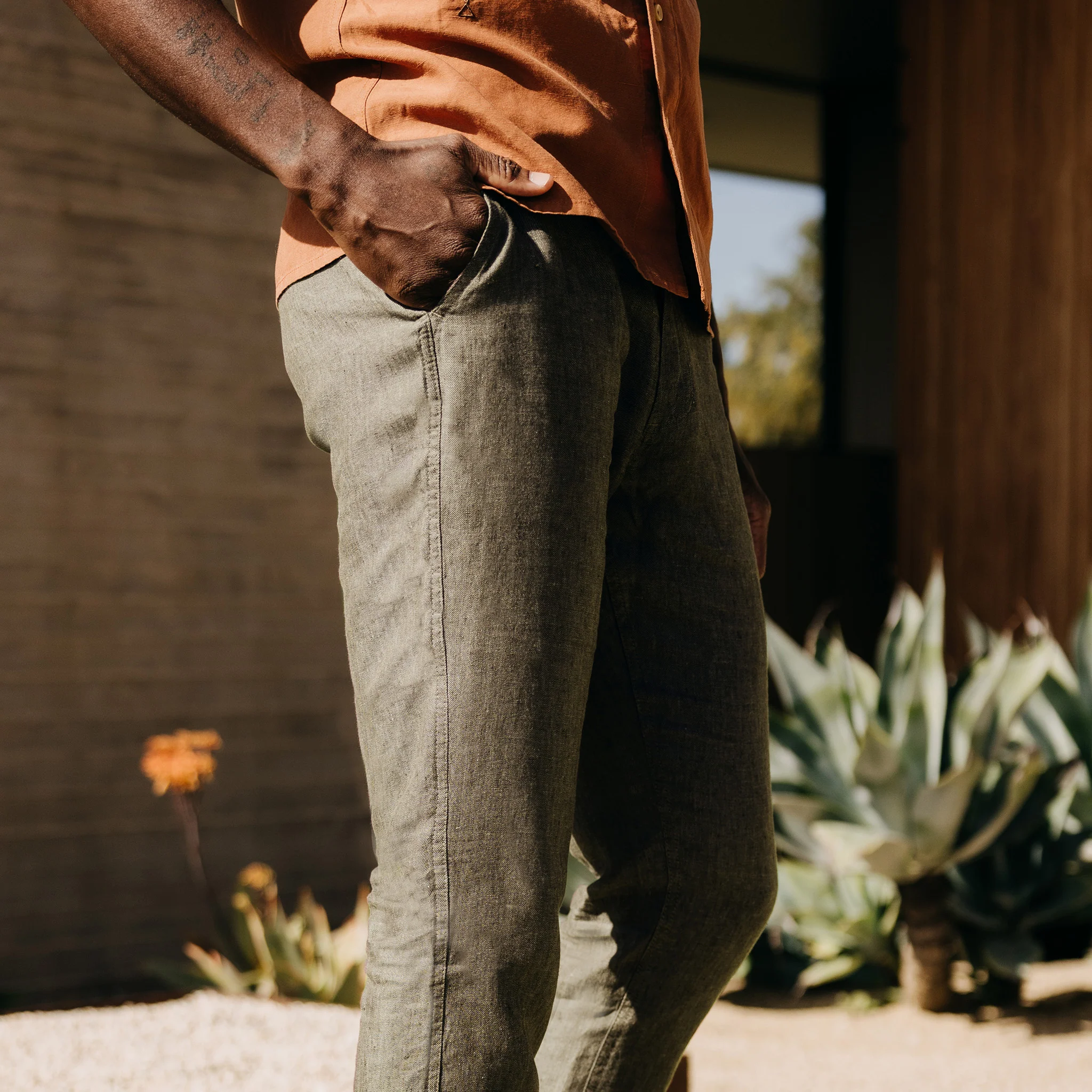 The Easy Pant in Olive Linen - Image 4