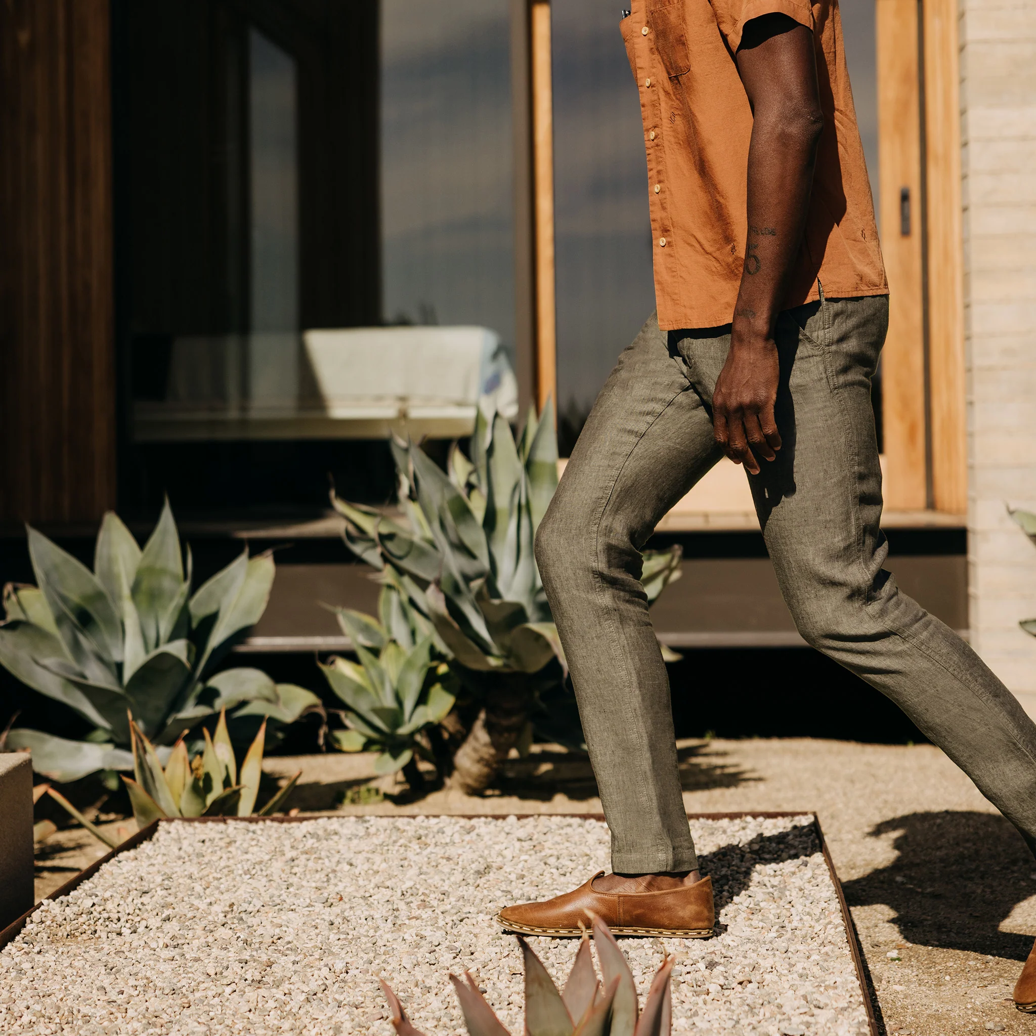 The Easy Pant in Olive Linen - Image 5