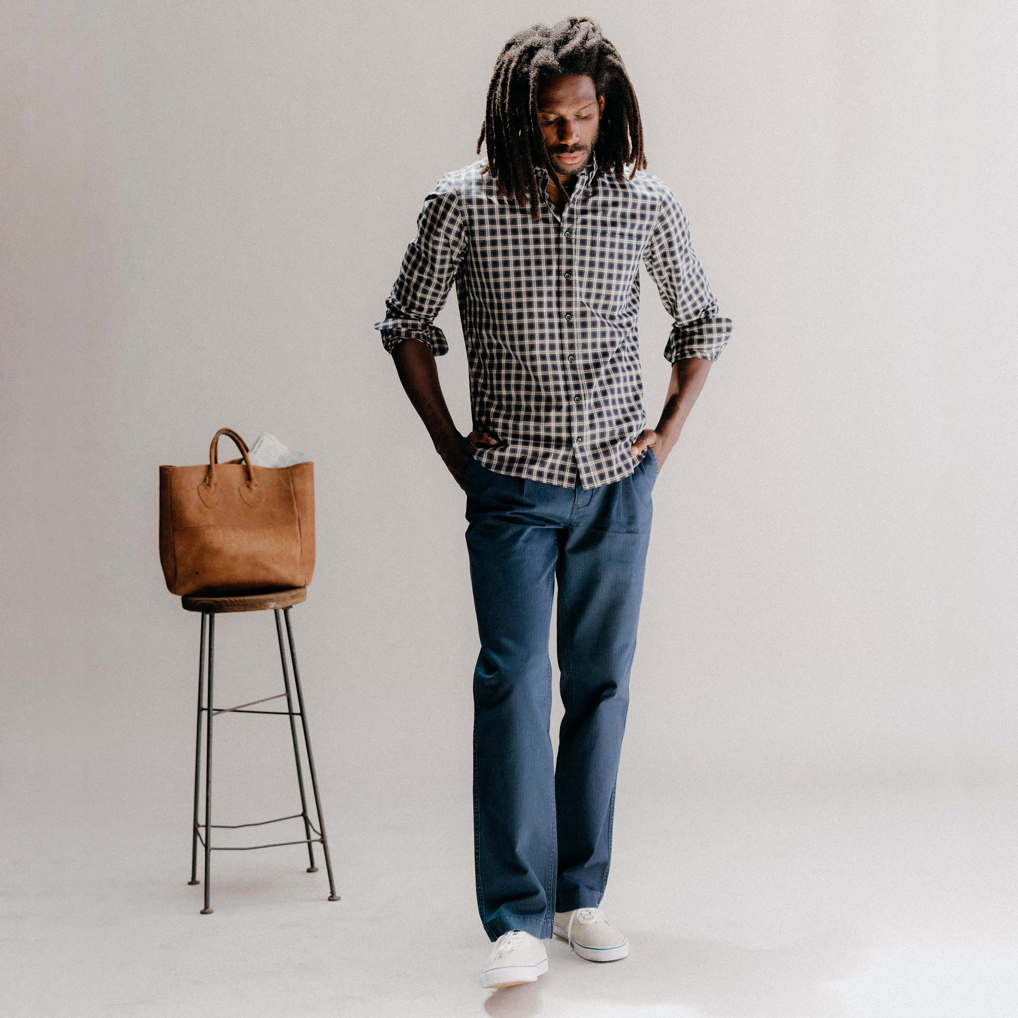 The Matlow Pant in Dark Navy Herringbone - Image 2