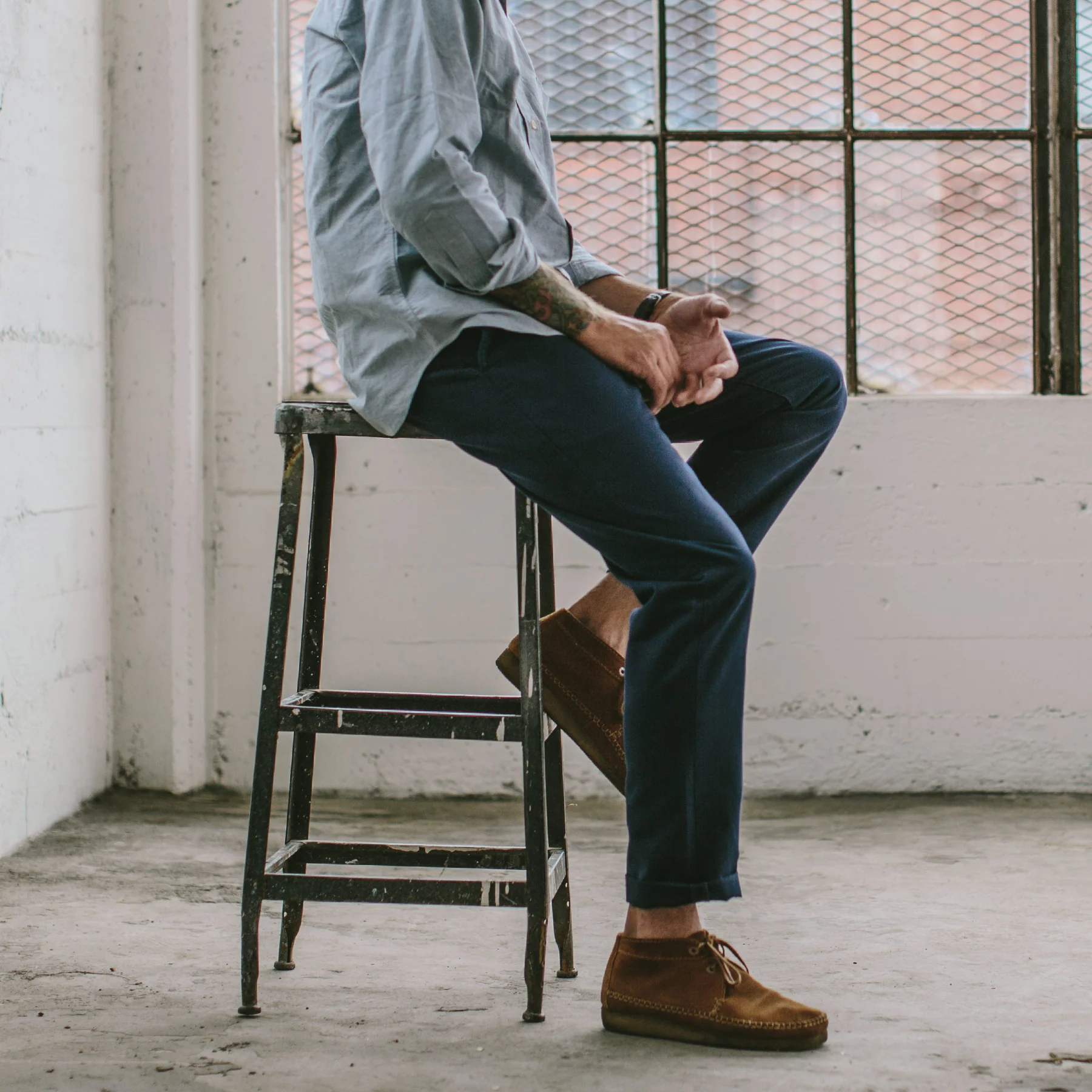 The Slim Chino in Navy - Image 4