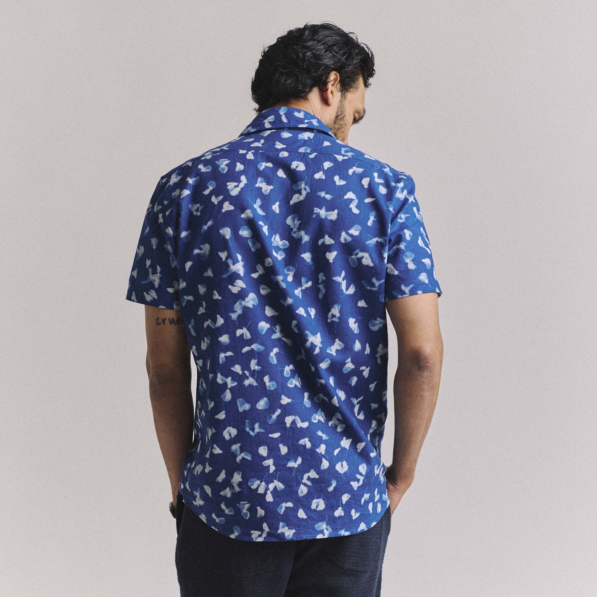 The Short Sleeve California in Dark Navy Ginkgo - Image 5