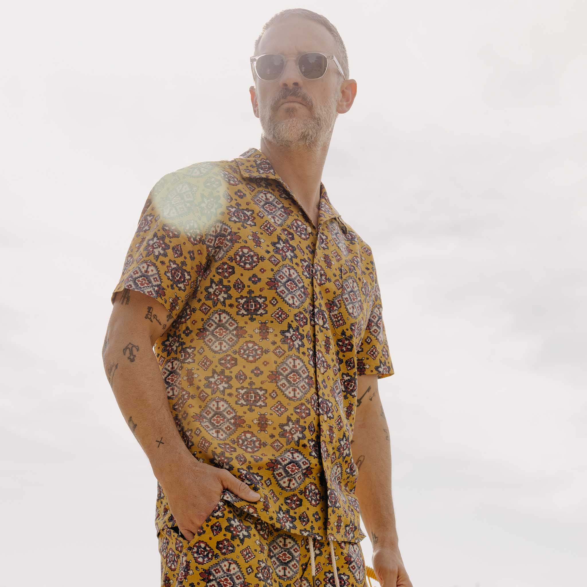 The Short Sleeve Davis Shirt in Tarnished Gold Print - Image 2