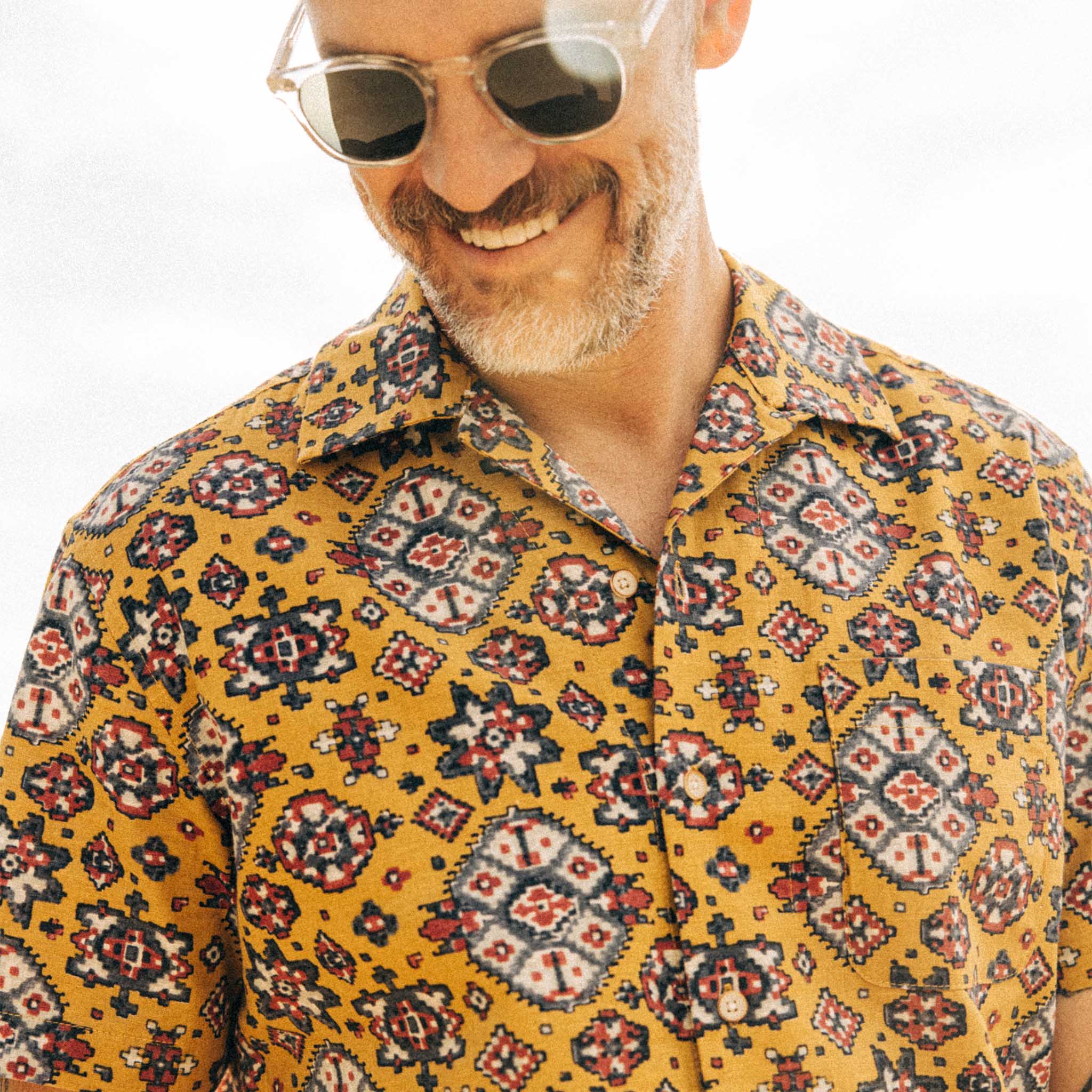 The Short Sleeve Davis Shirt in Tarnished Gold Print - Image 3