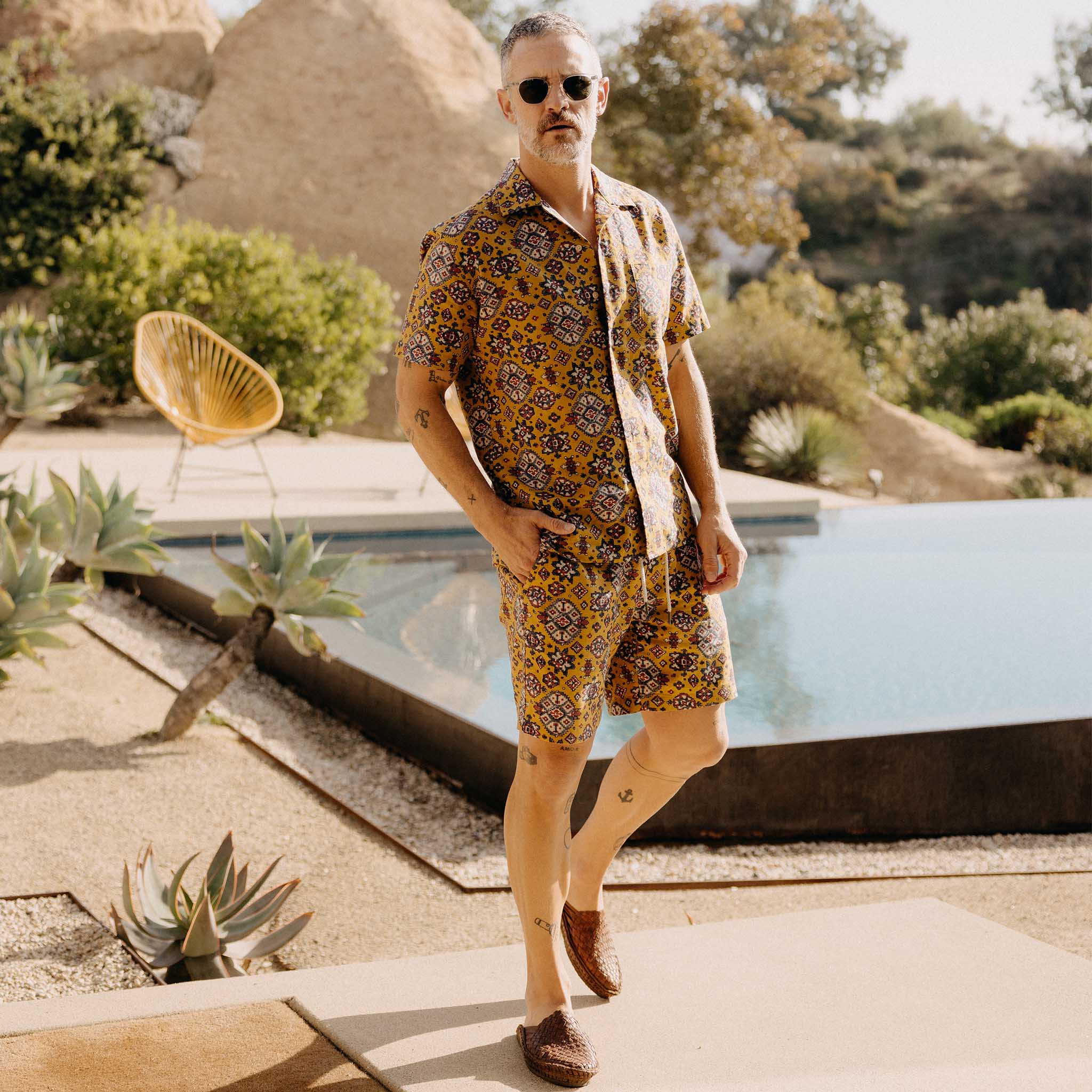 The Short Sleeve Davis Shirt in Tarnished Gold Print - Image 4