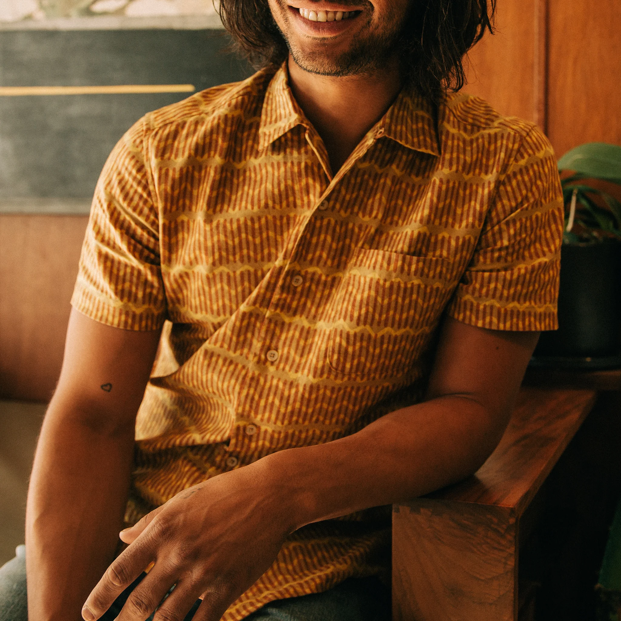 The Short Sleeve Hawthorne in Gold Wave - Image 3