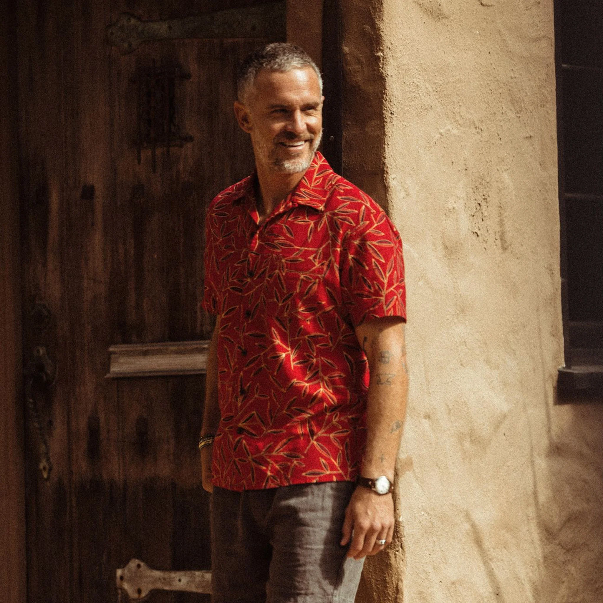 The Short Sleeve Hawthorne in Scarlet Thatch - Image 2