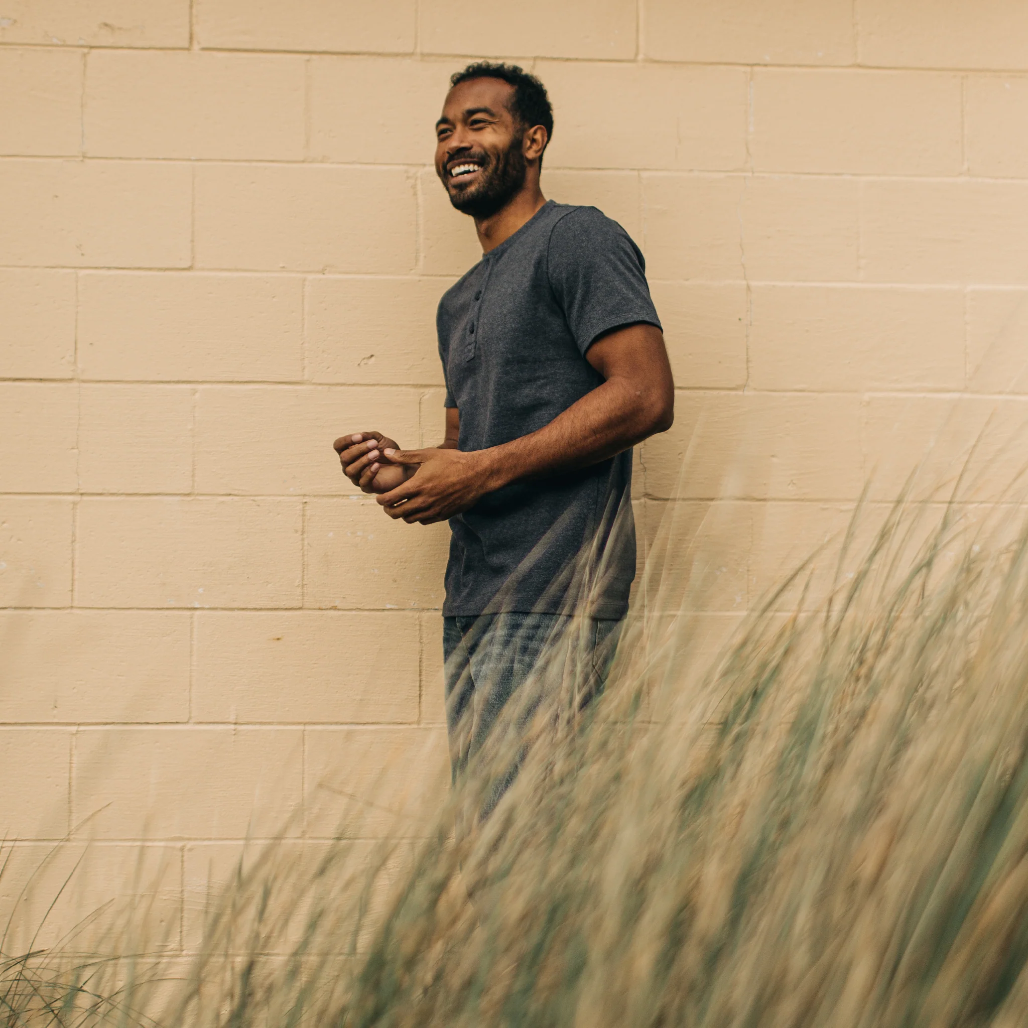 The Short Sleeve Heavy Bag Henley in Dark Navy - Image 4
