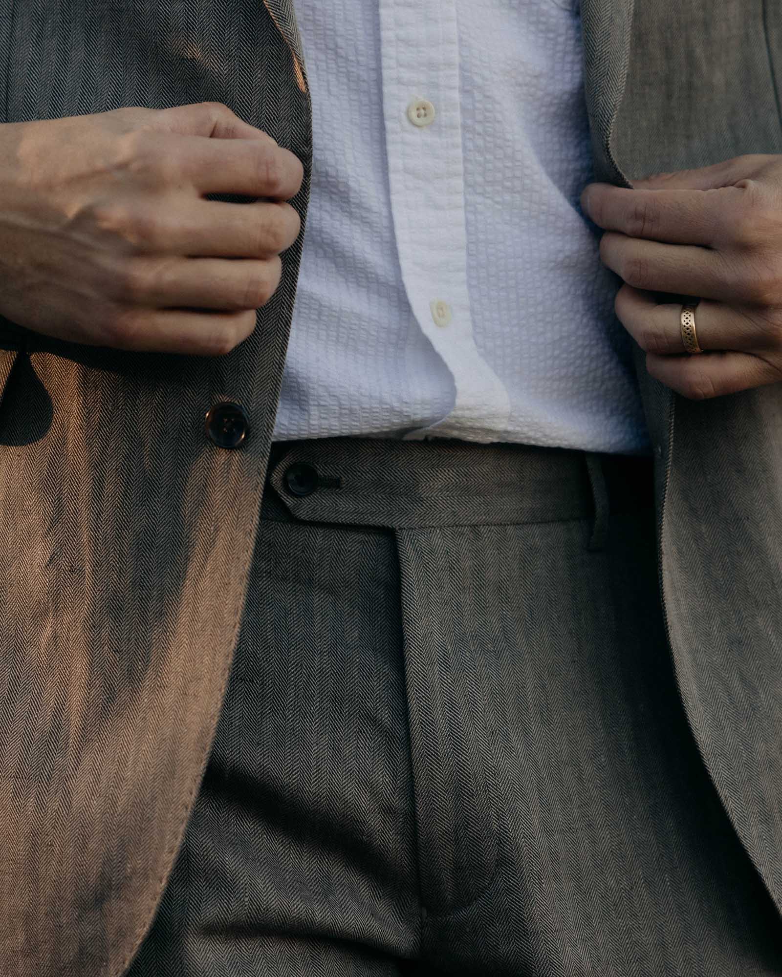 The Stevens Trouser in Coffee Linen Herringbone - Image 3