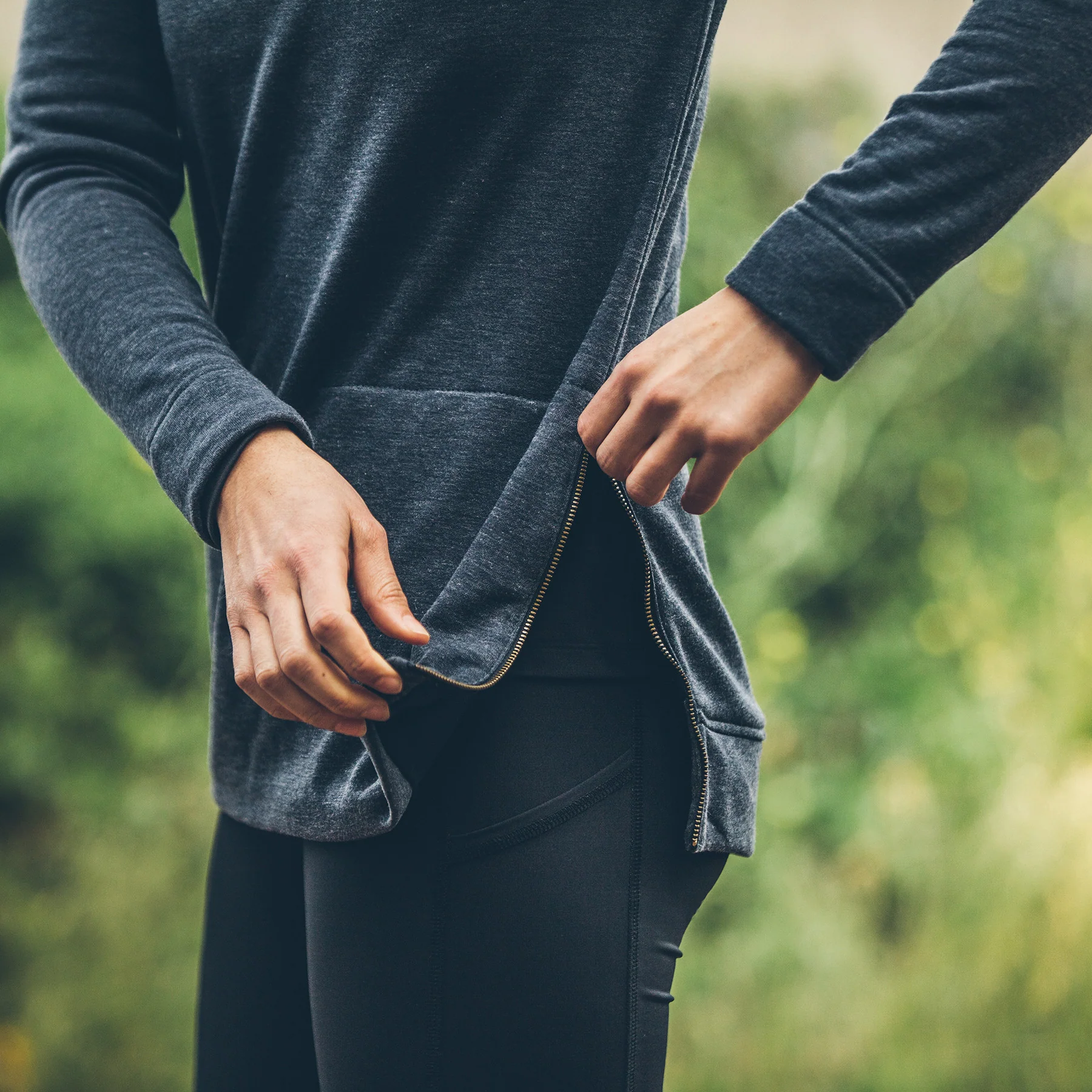 The Chandler Sweatshirt in Indigo Melange - Image 4