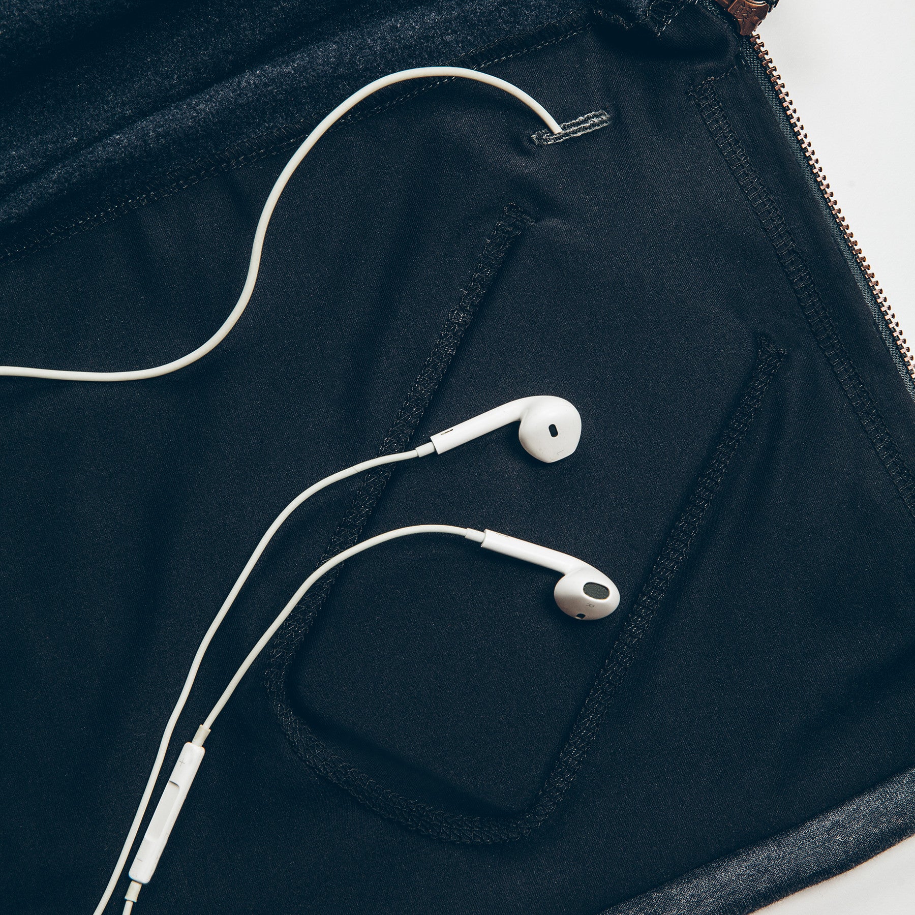 The Chandler Sweatshirt in Indigo Melange - Image 9