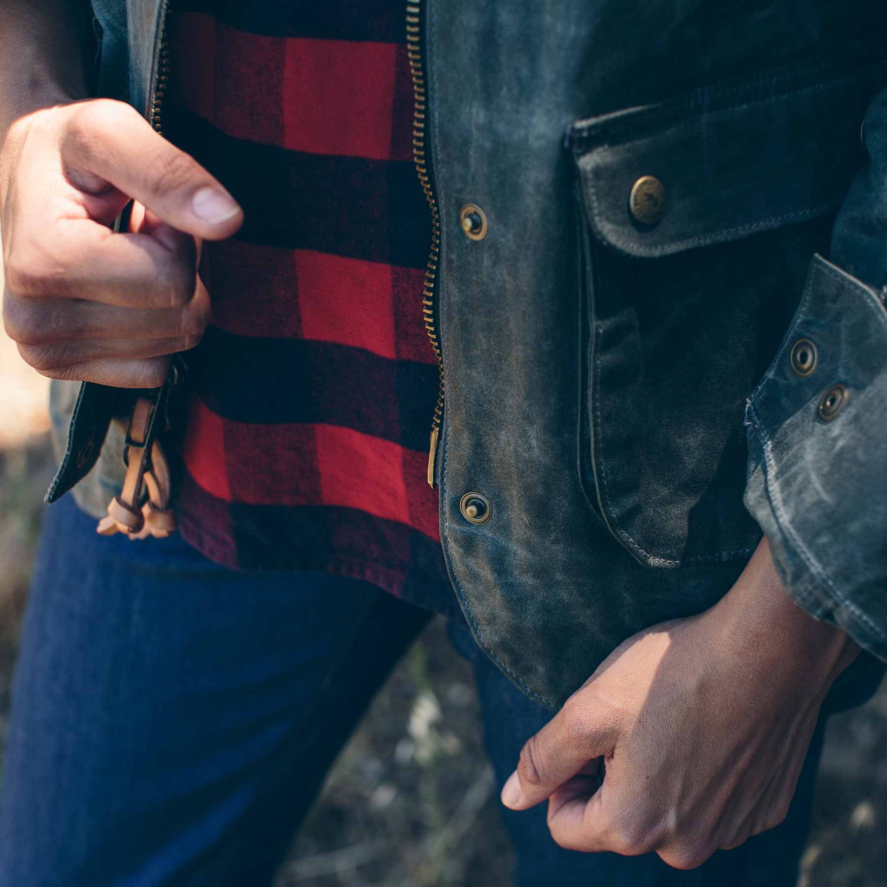The Field Jacket in Dark Olive Beeswaxed Canvas - Image 4