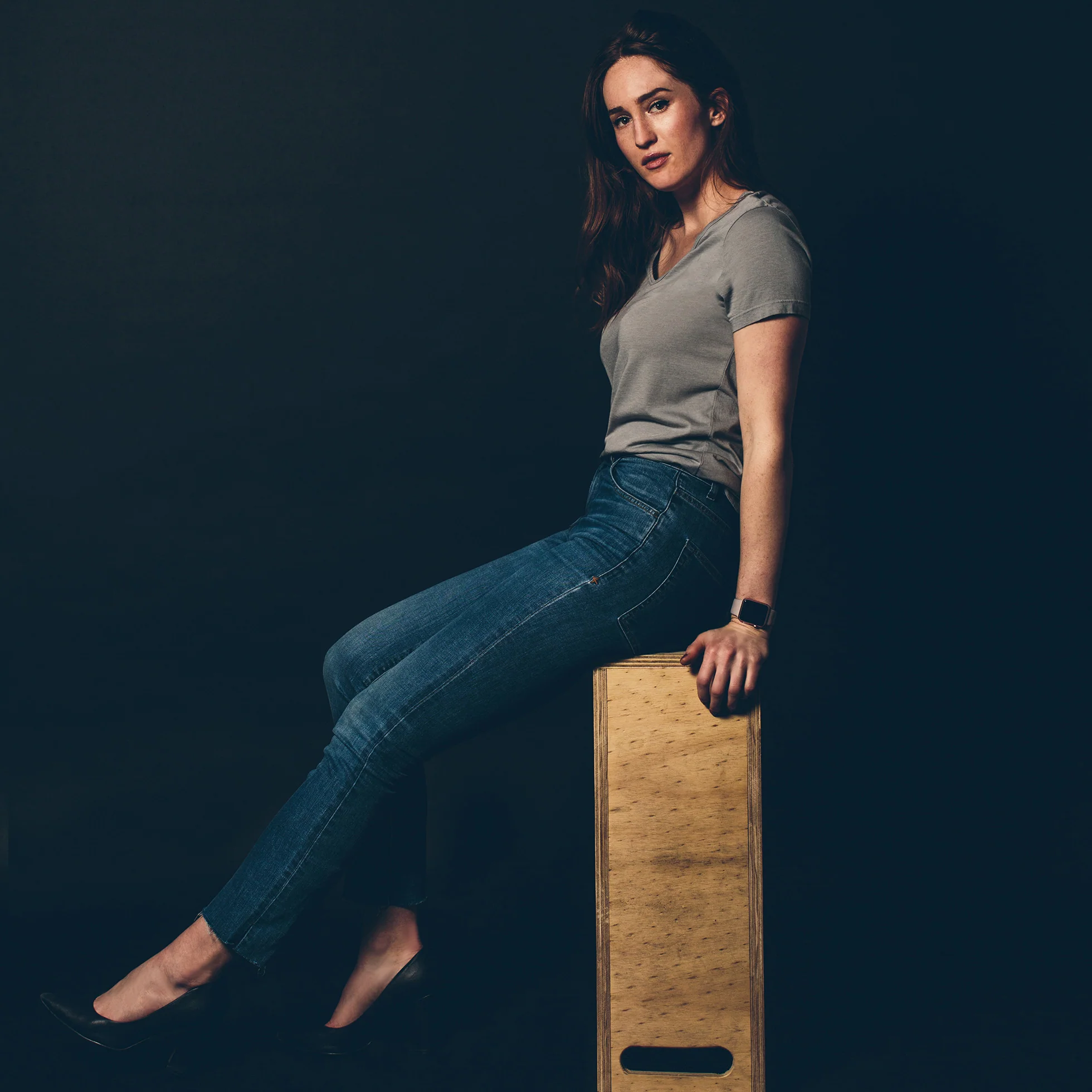 The Elle V-Neck Tee in Heather Grey - Image 3
