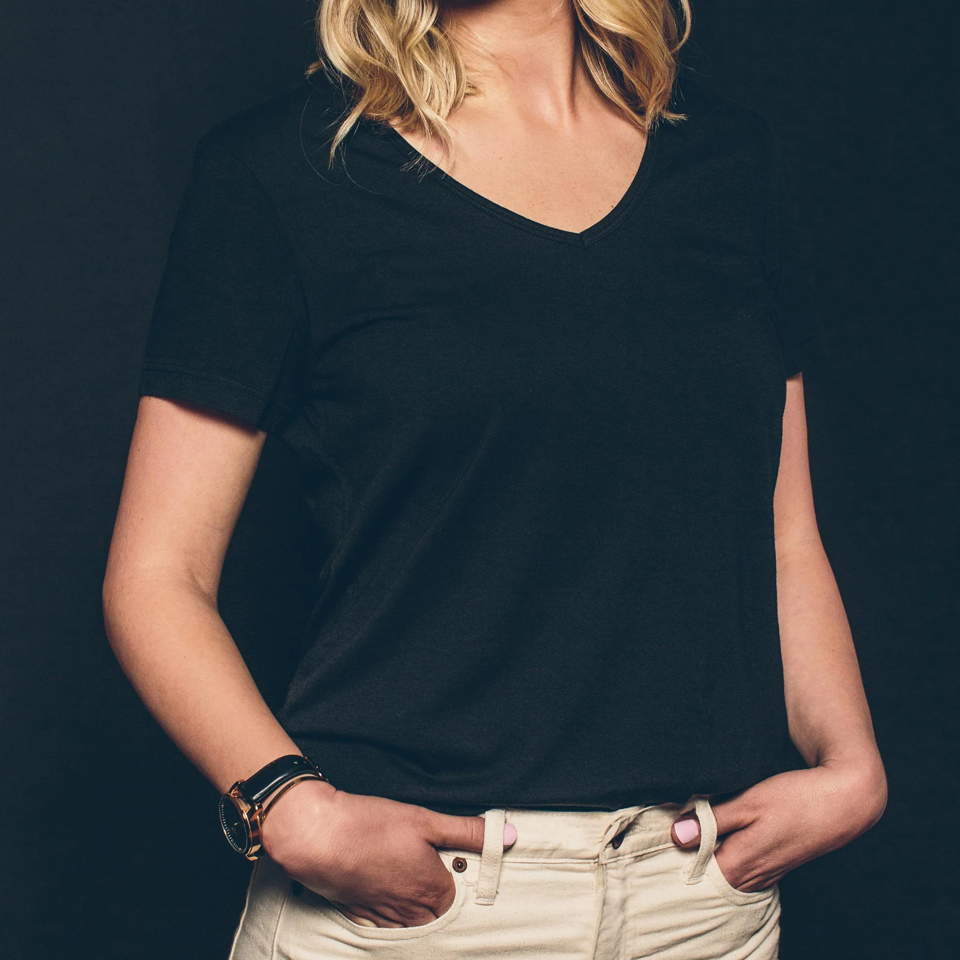 The Elle V-Neck Tee in Noir - Image 3