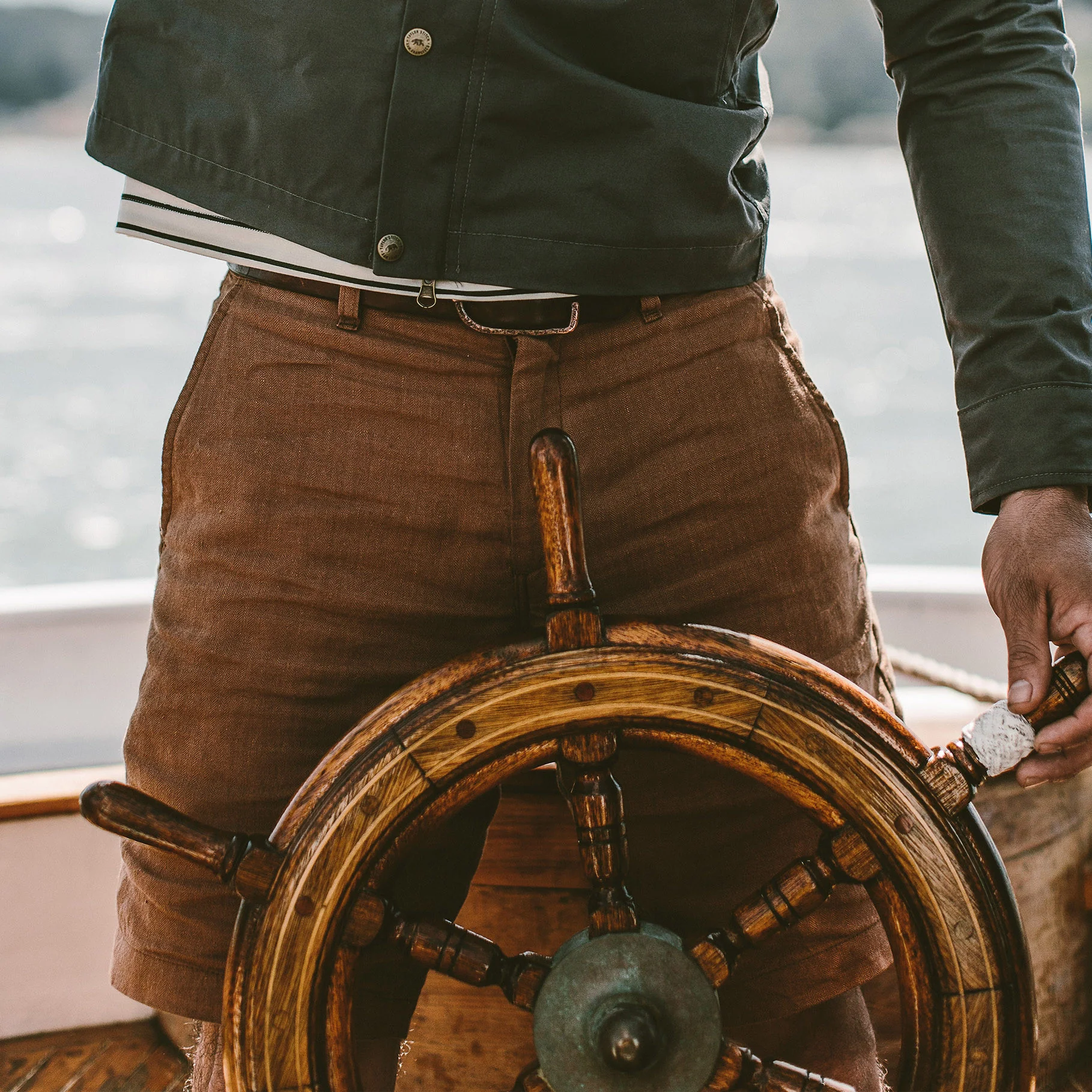 The Maritime Short in British Khaki Linen Herringbone - Image 4