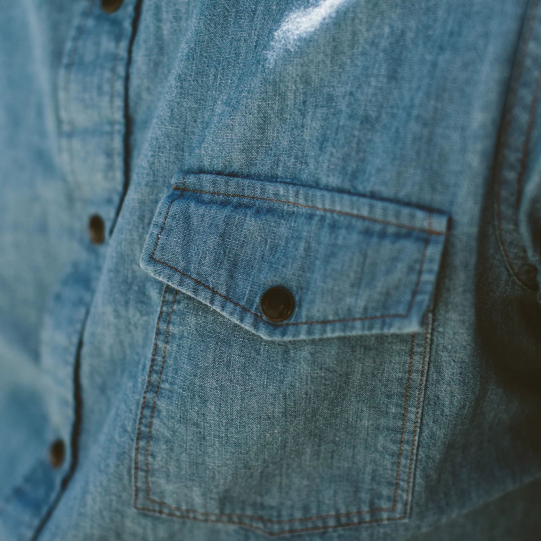 The Oxnard in Sun Bleached Chambray - Image 5