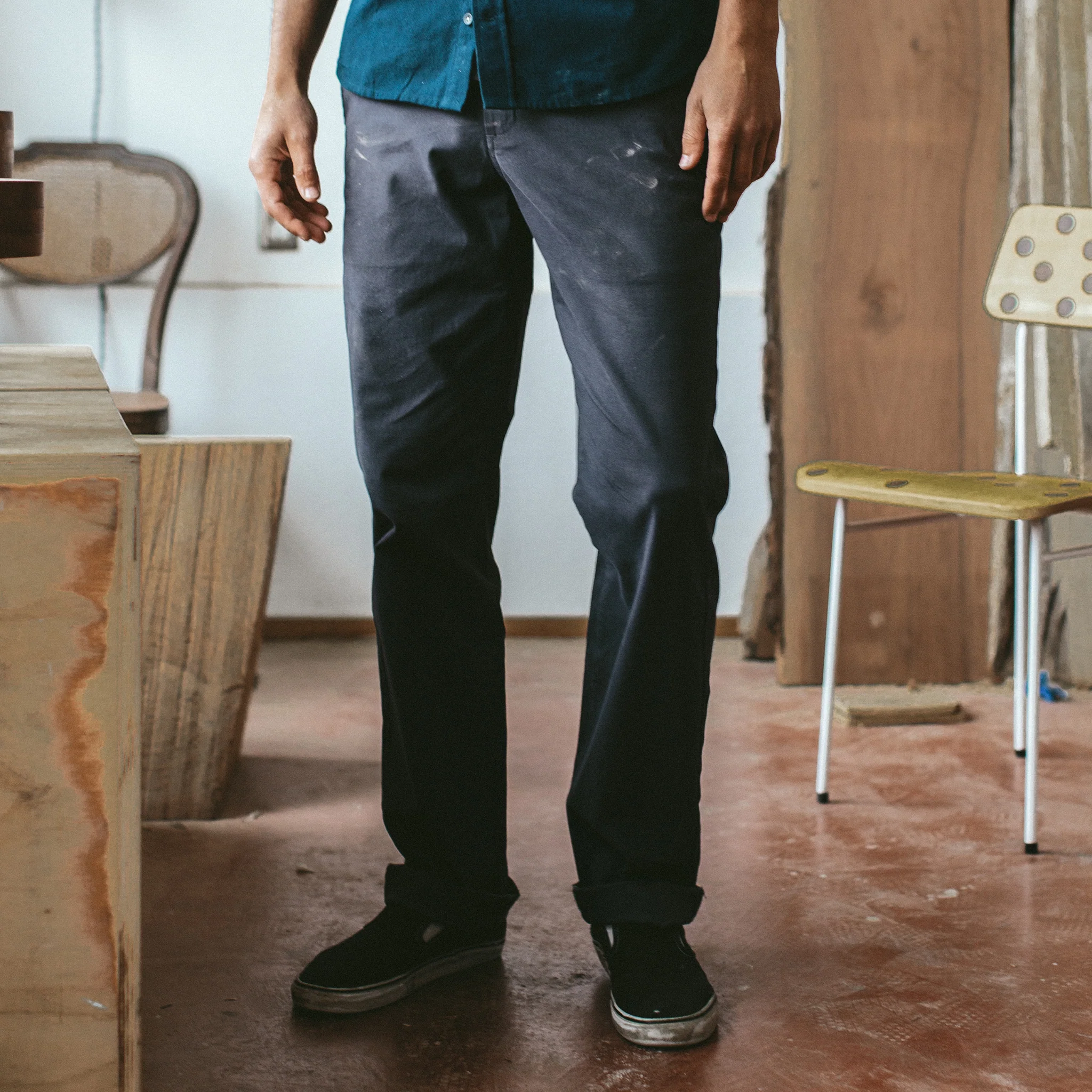 The Slim Chino in Organic Charcoal - Image 2