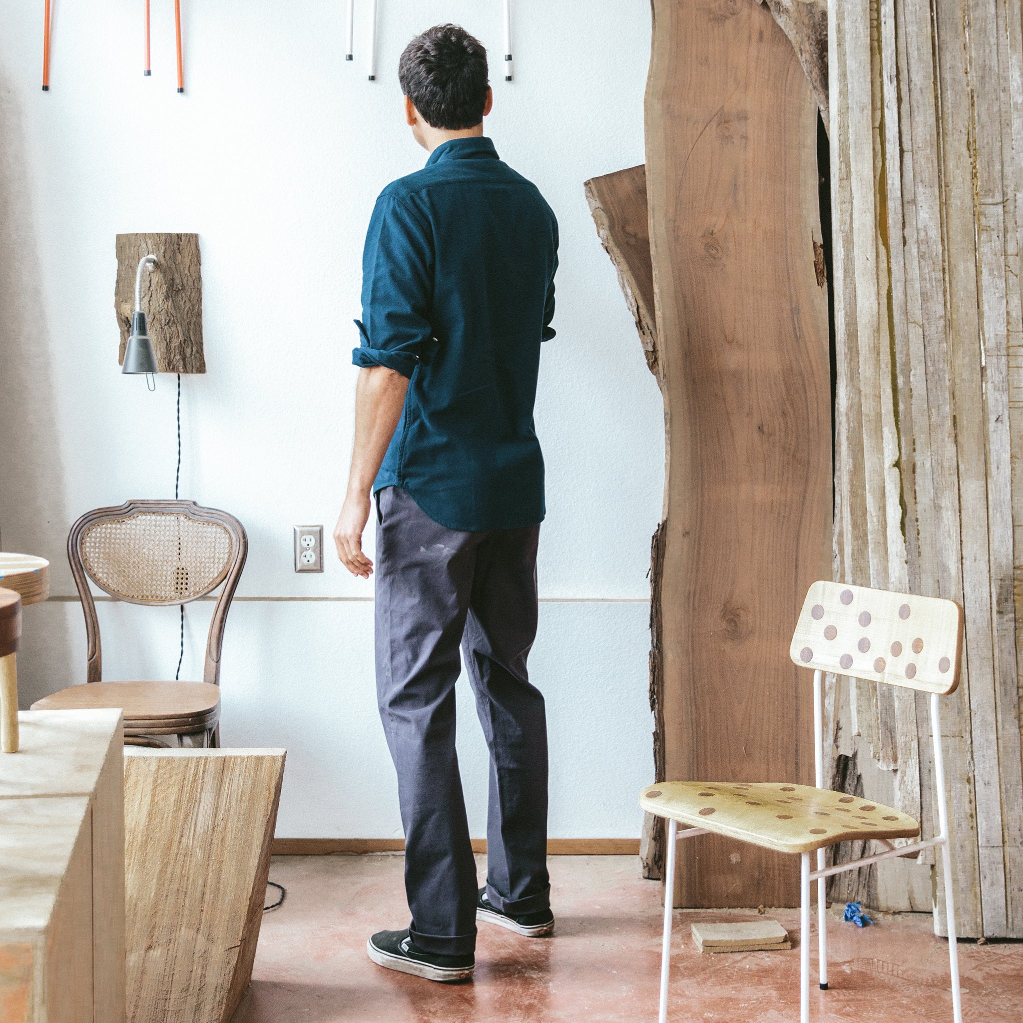 The Slim Chino in Organic Charcoal - Image 3