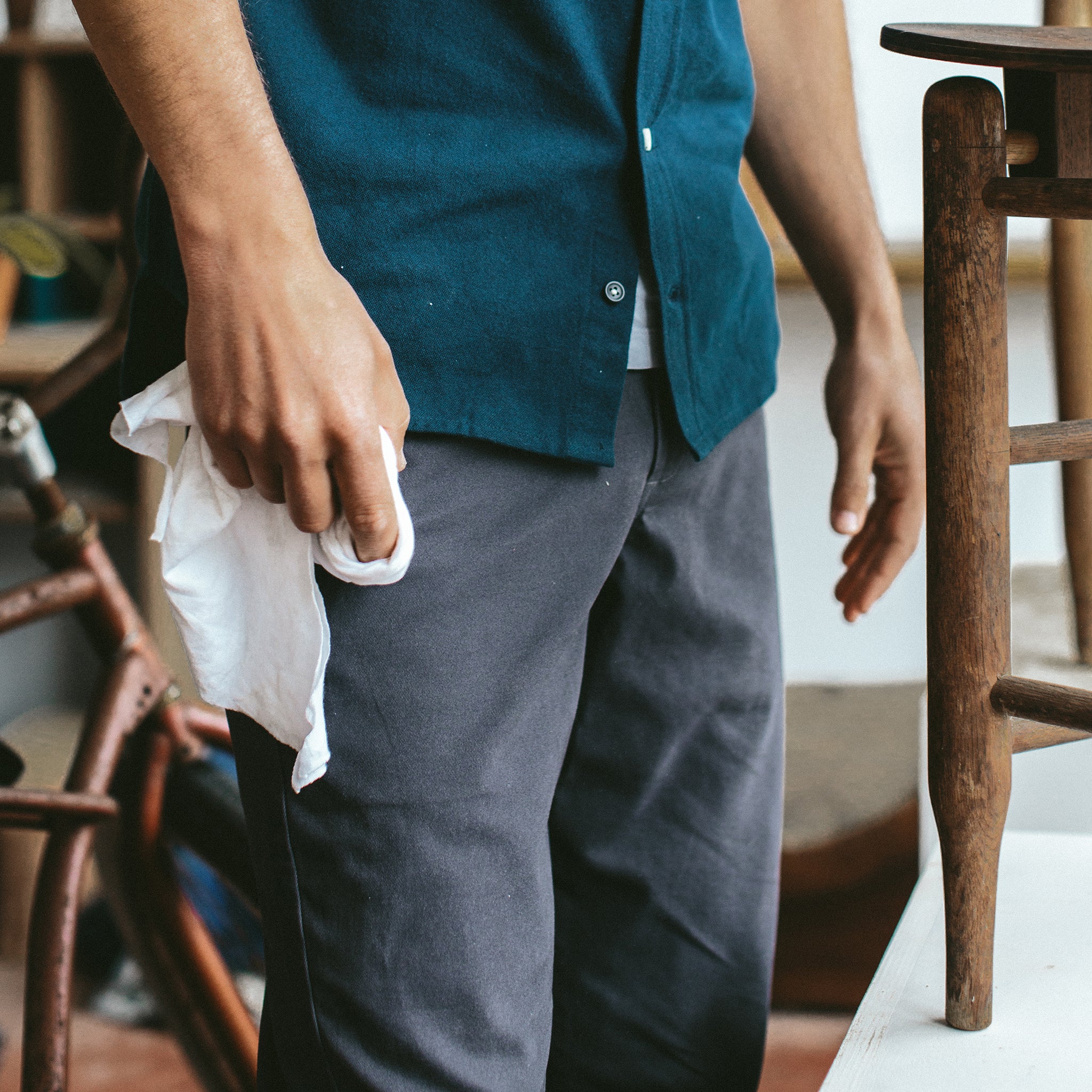 The Slim Chino in Organic Charcoal - Image 4