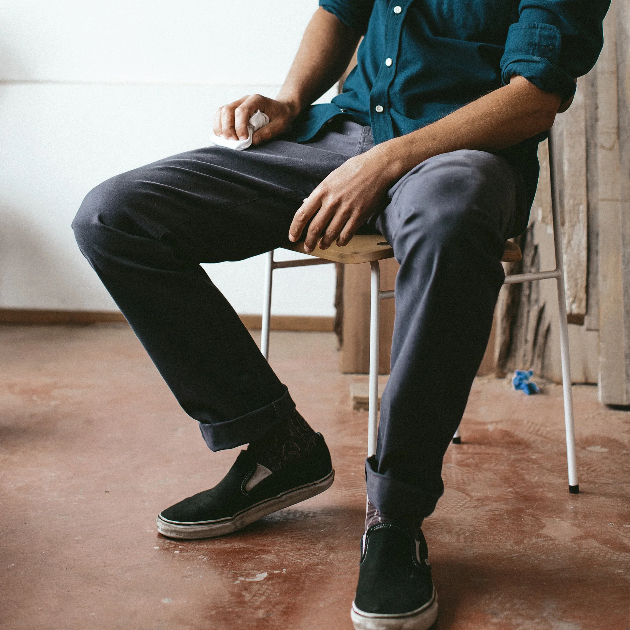 The Slim Chino in Organic Charcoal - Image 5