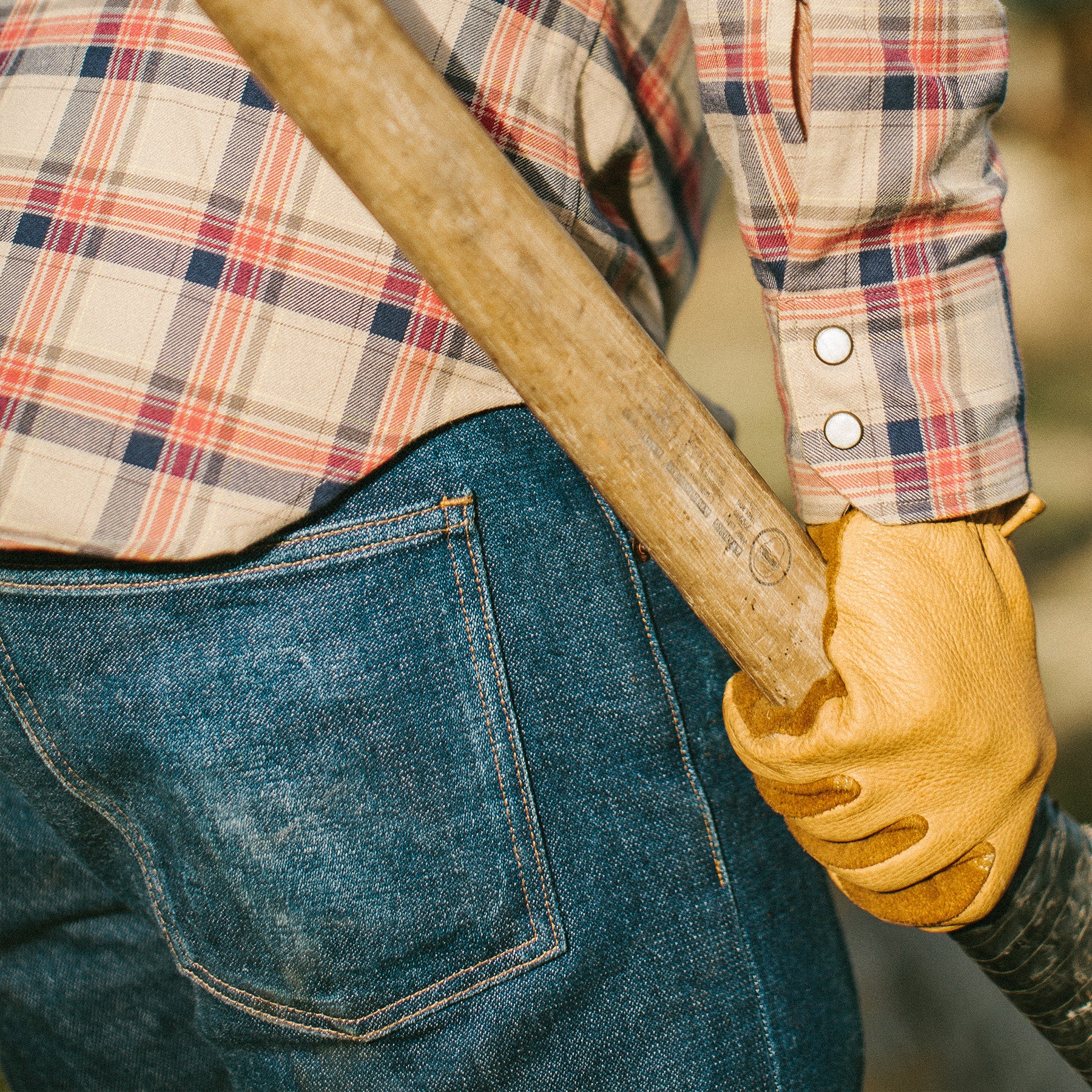The Slim Jean in Indigo Broken Twill - Image 4