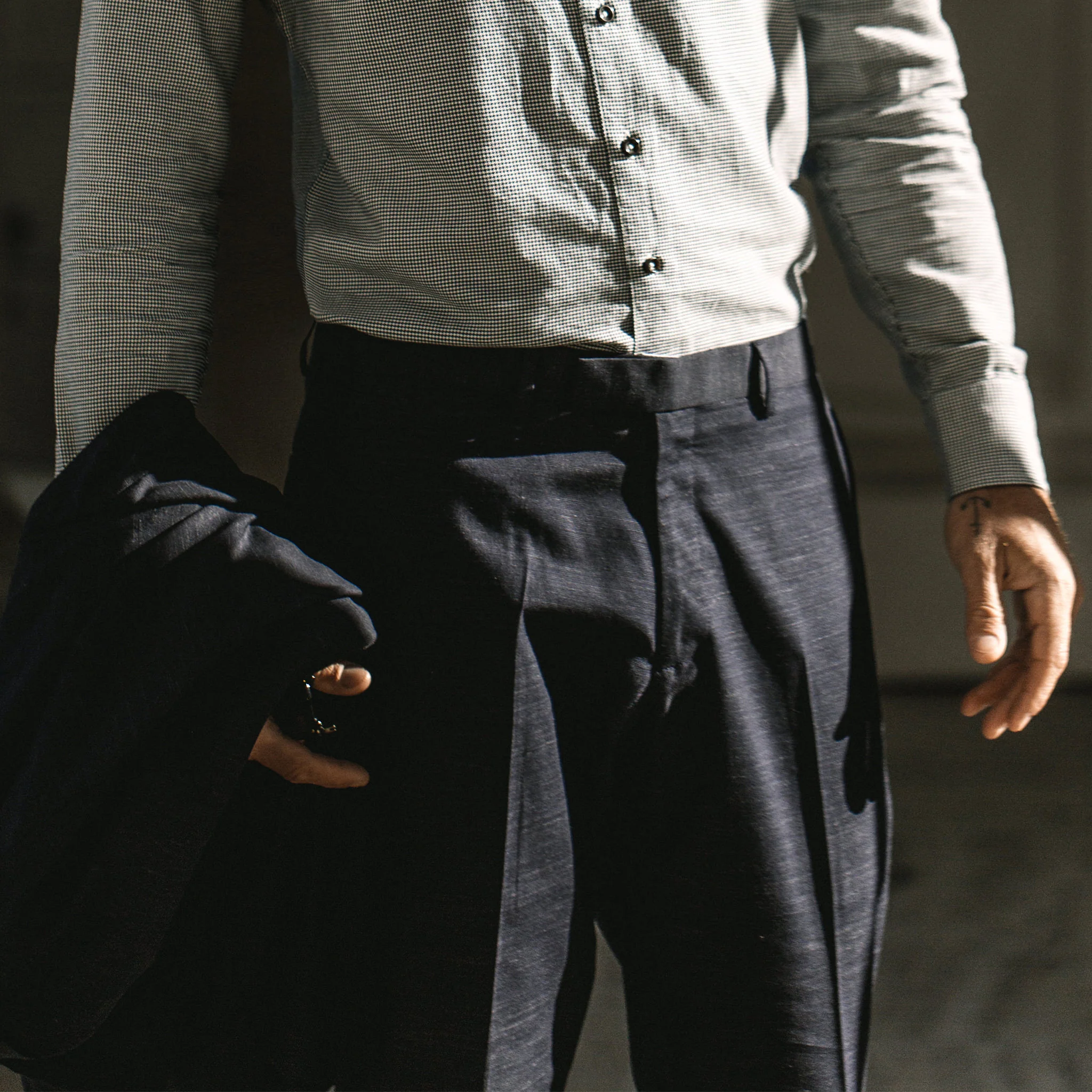 The Telegraph Trouser in Navy Slub - Image 4