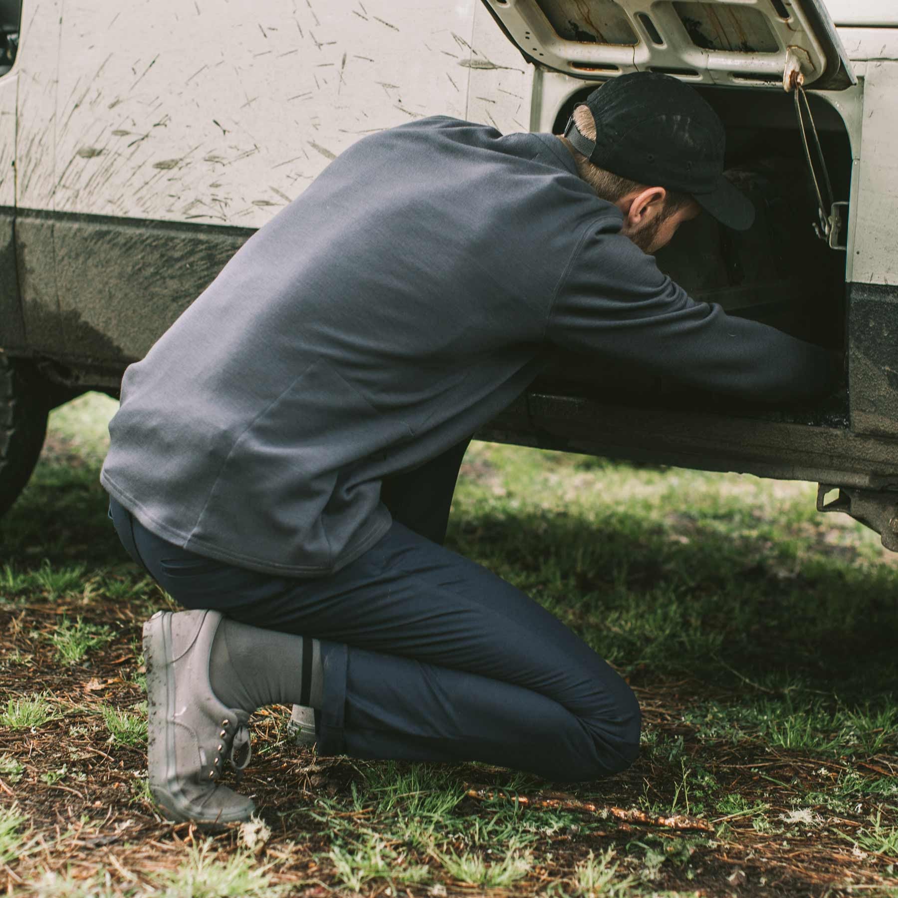 The Travel Chino in Navy - Image 4