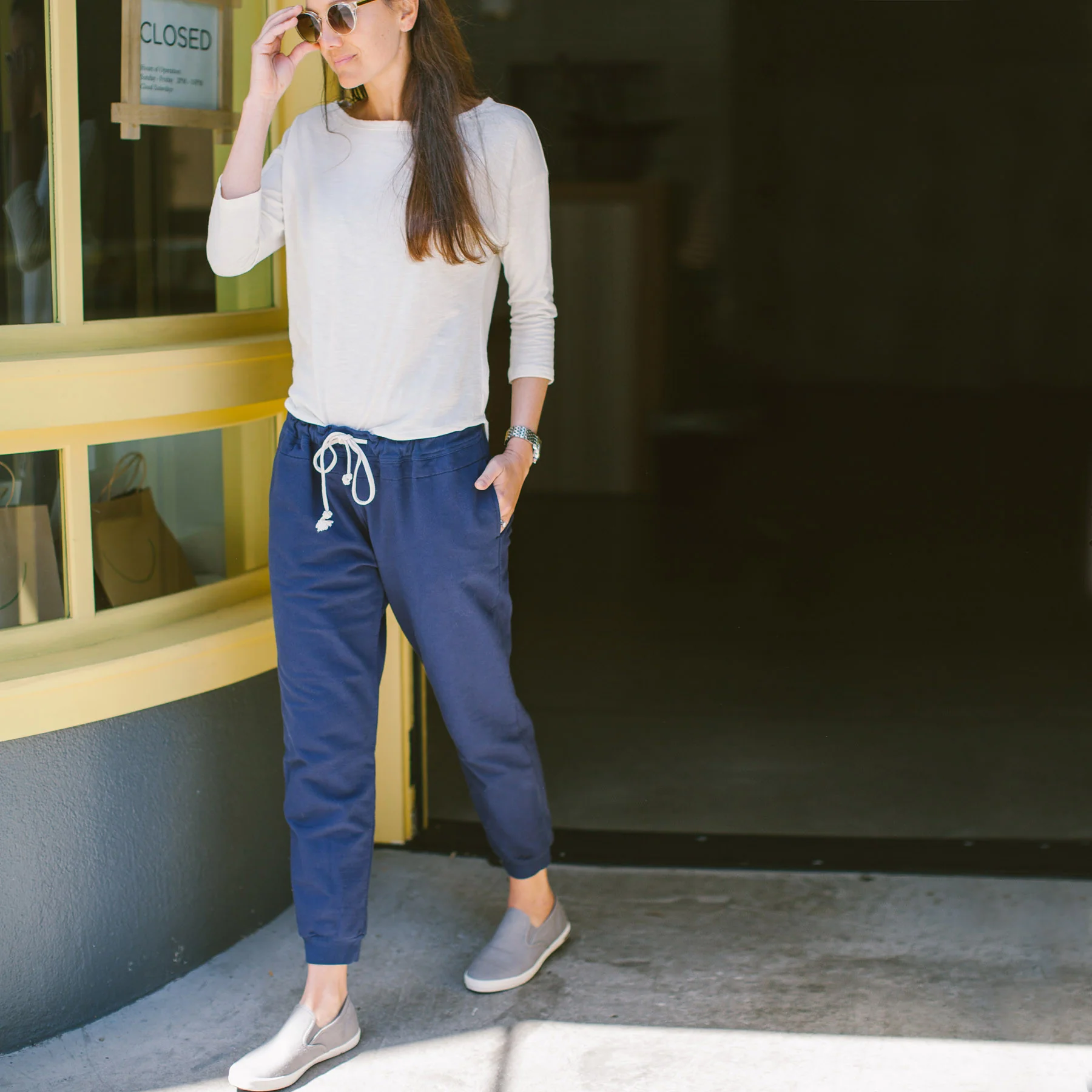 The Weekend Pant in Navy - Image 2