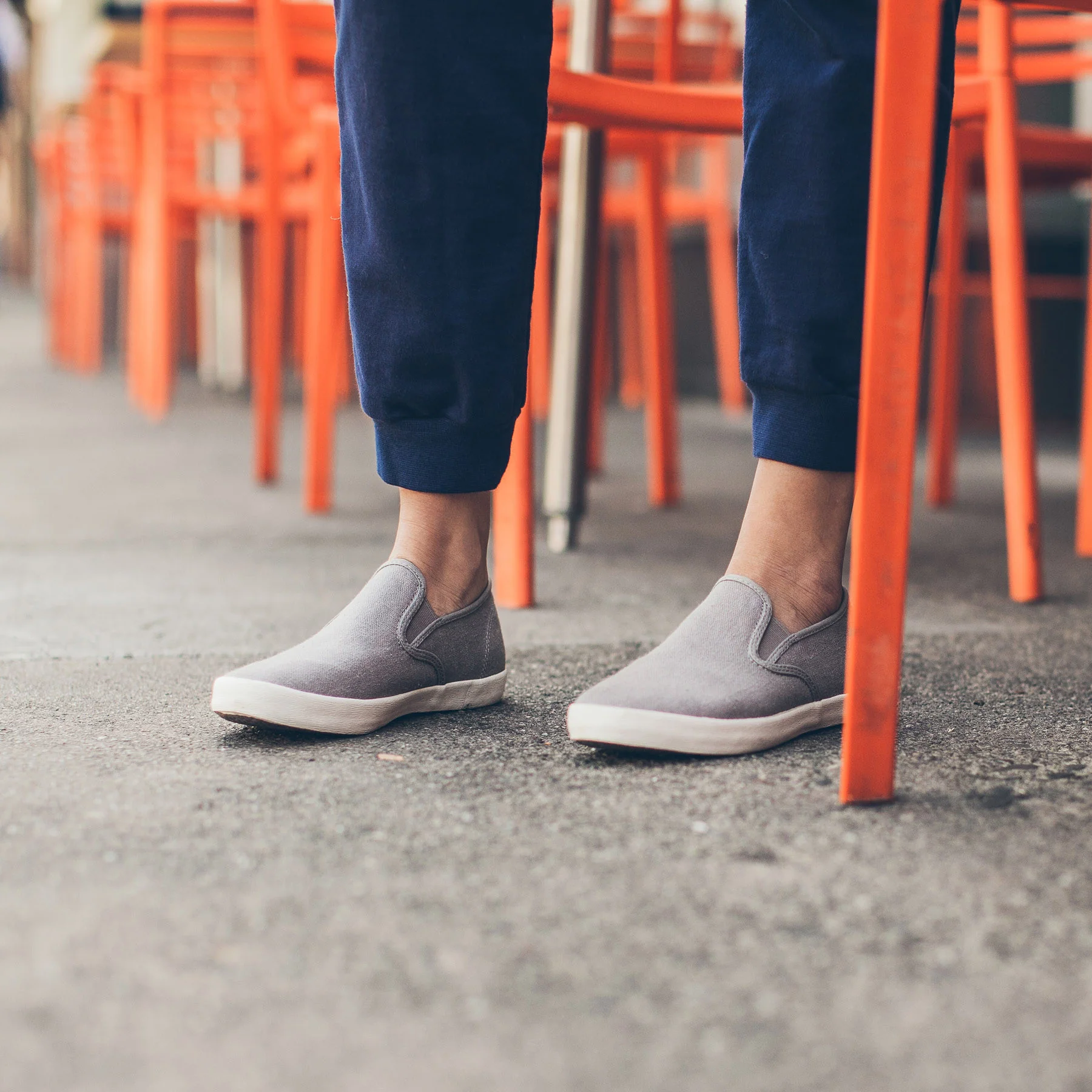 The Weekend Pant in Navy - Image 4