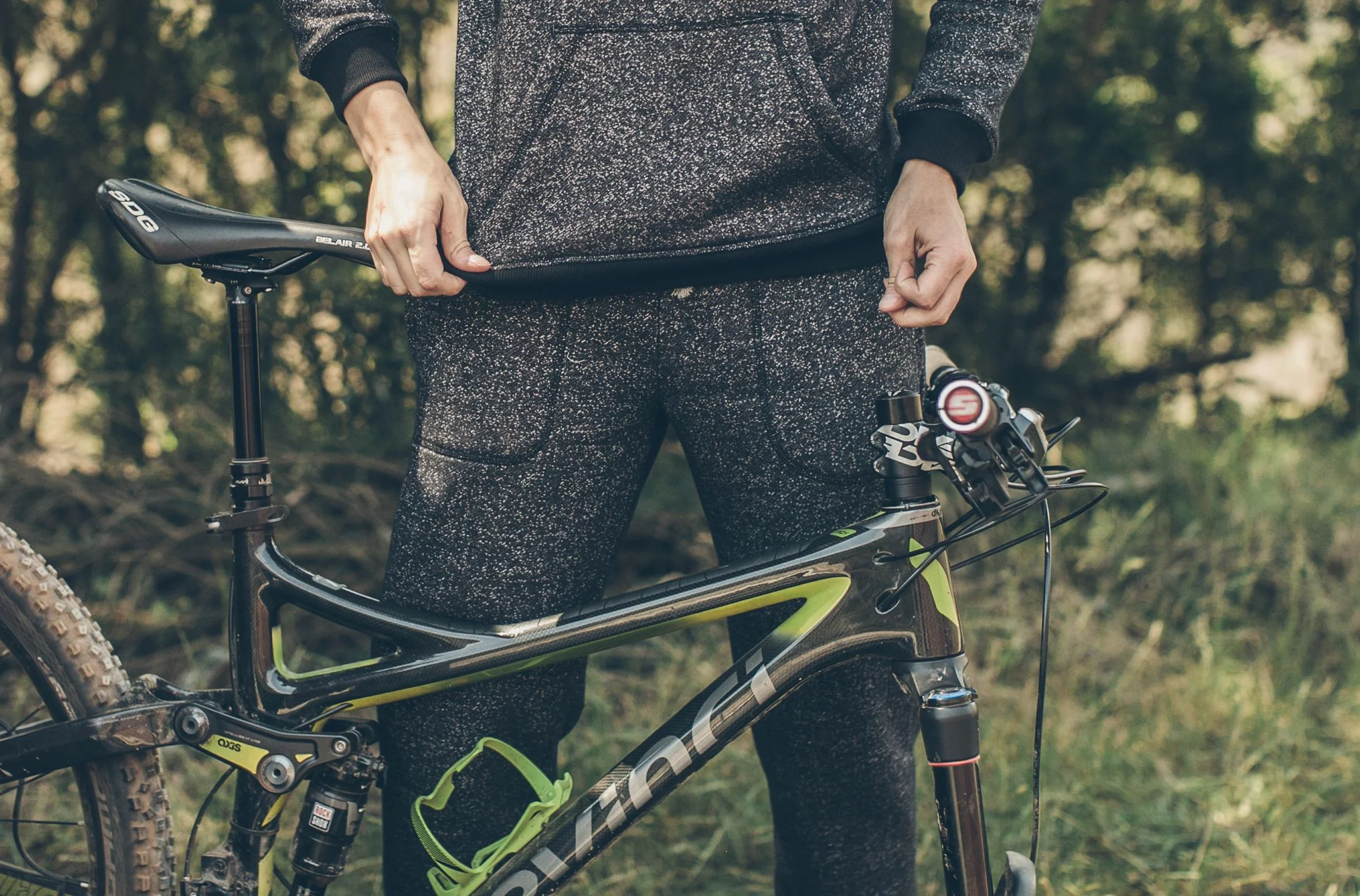 The Women's Apres Sweatpant in Salt and Pepper Fleece - Image 9